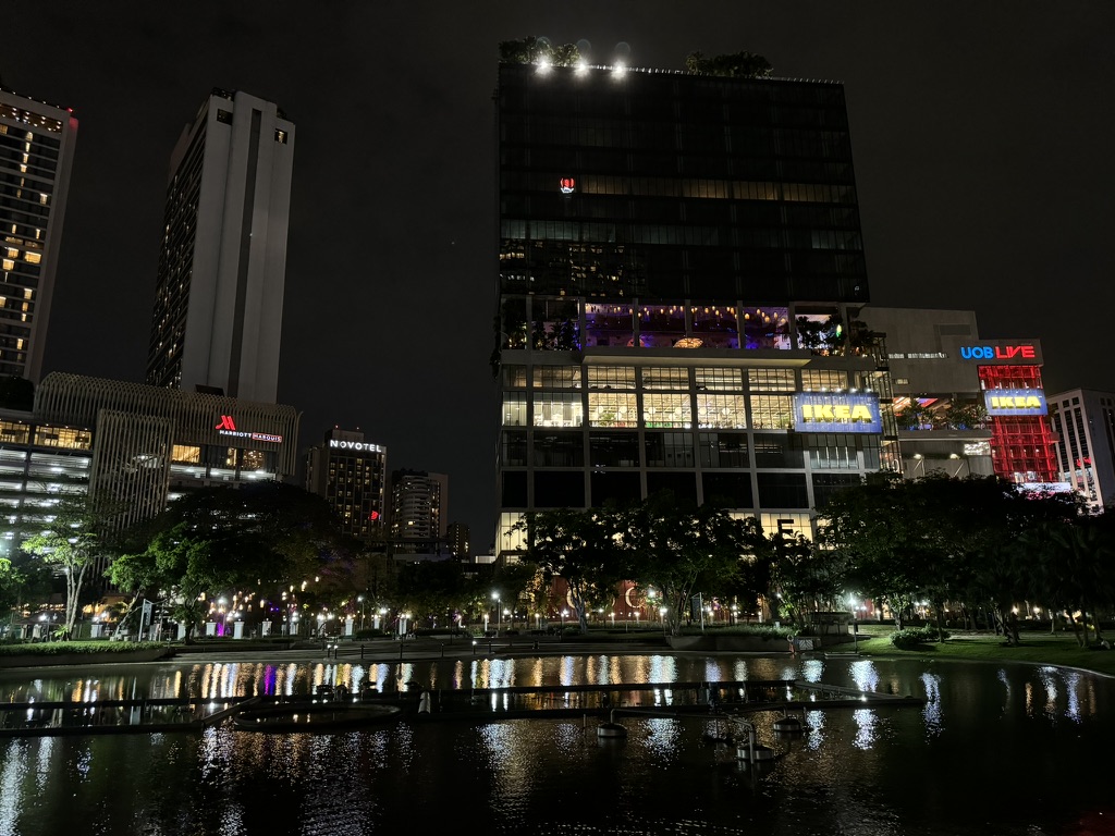 皇家公园的夜景,这一片的城建非常不错
