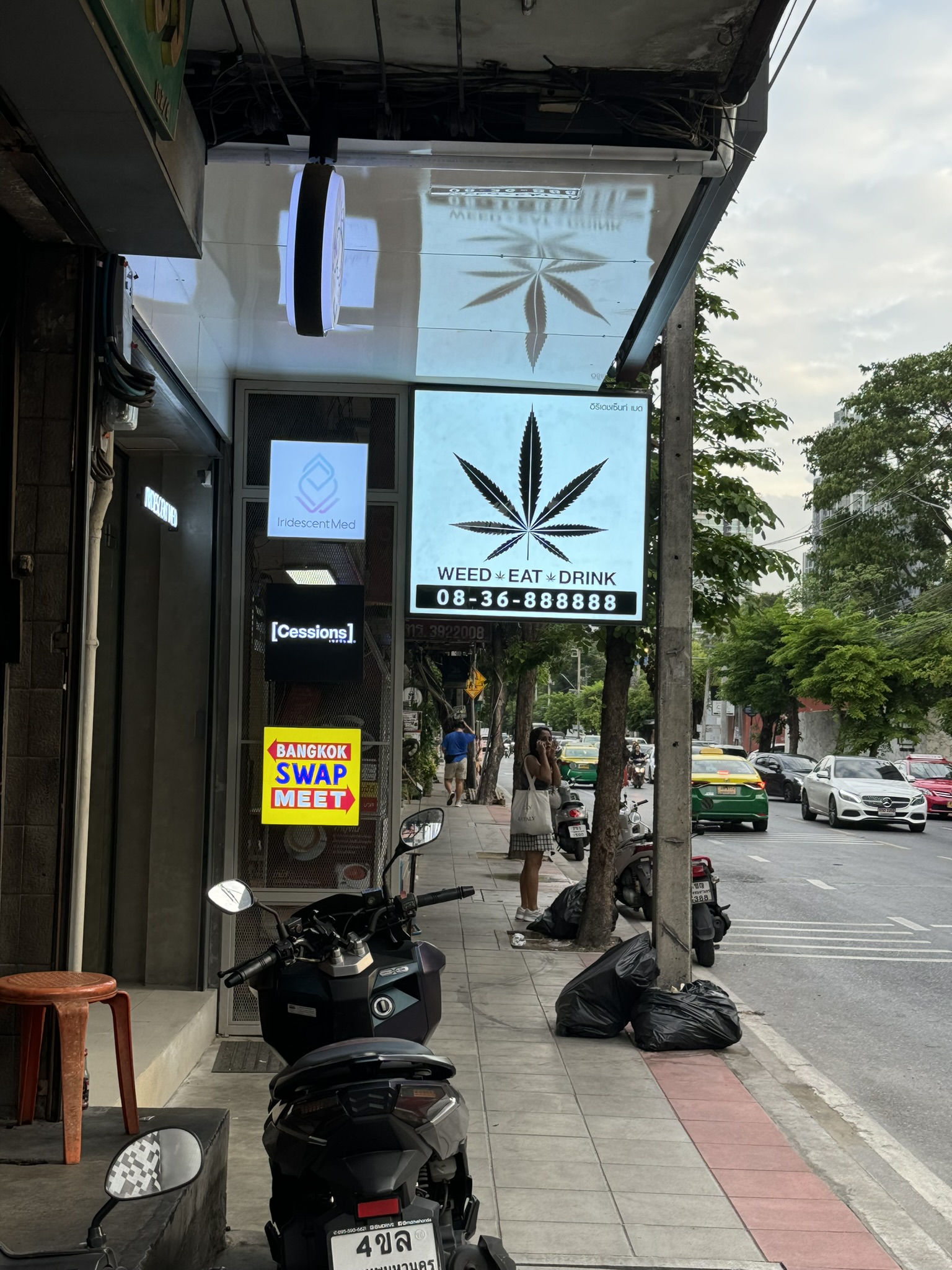 街边明目张胆的🍃店