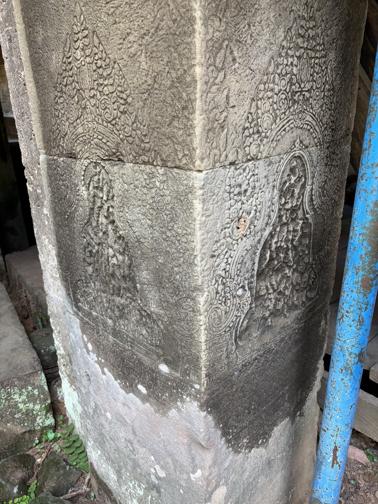 佛像被铲平的痕迹在吴哥窟大大小小的寺庙中很容易发现