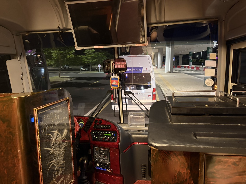 8美刀一人的机场大巴，看起来像是从韩国某旅行社弄来的