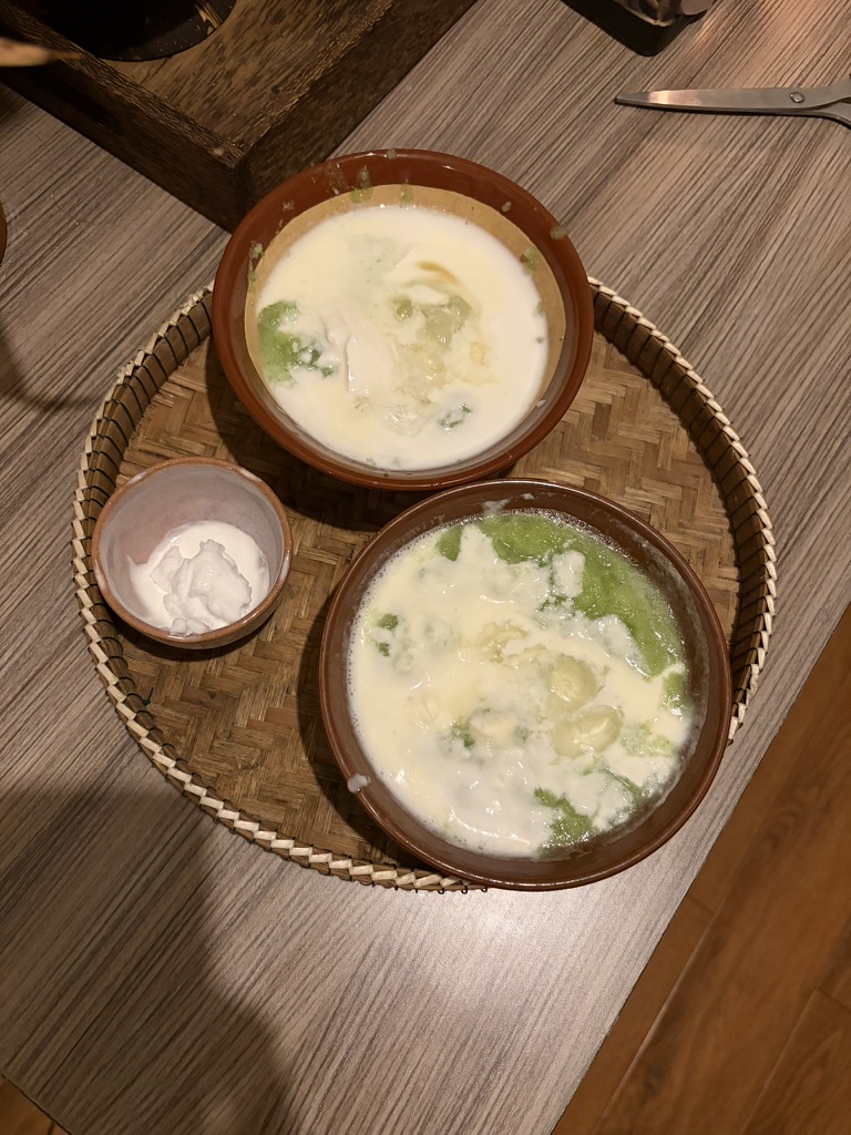 就是这两碗酸奶一样的东西