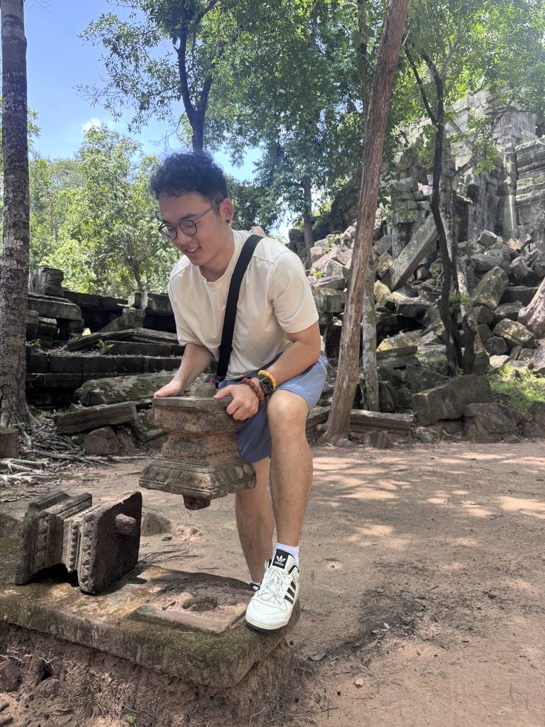 导游让我举起这块石头，然后给我们讲解这块石头使用的榫卯结构