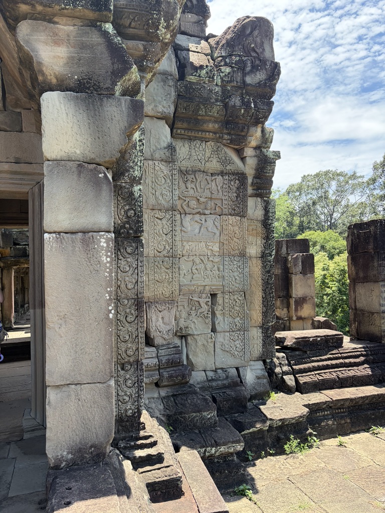 巴扬寺上精美的壁画，从石头的色差来看，应该存在过后期修复，不如巴戎寺那样一体