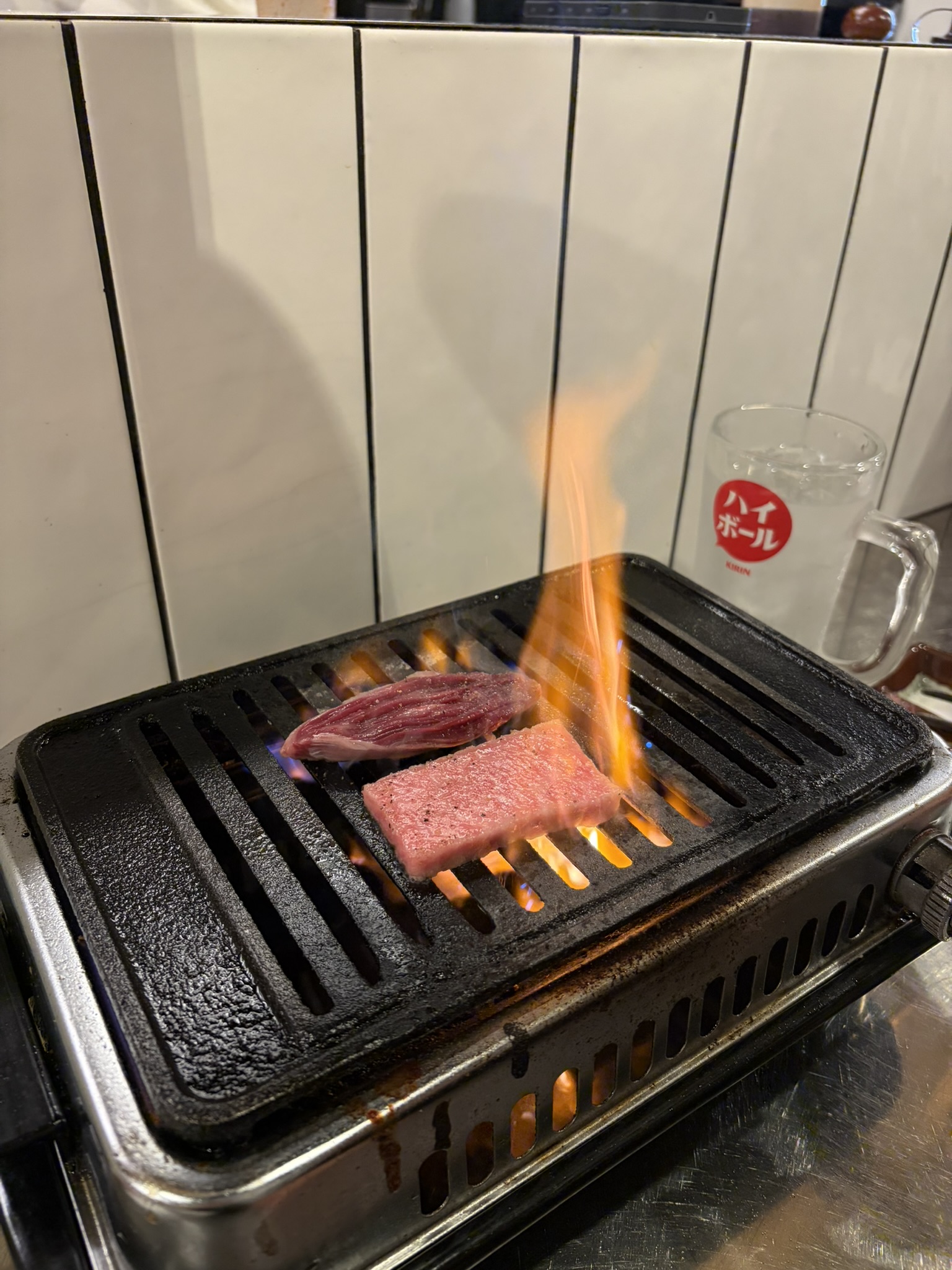 这里烧烤不会配纸，也没有人更换烤盘，导致烤到后面烤盘上留下了很多糊掉的渣渣，有点影响口感
