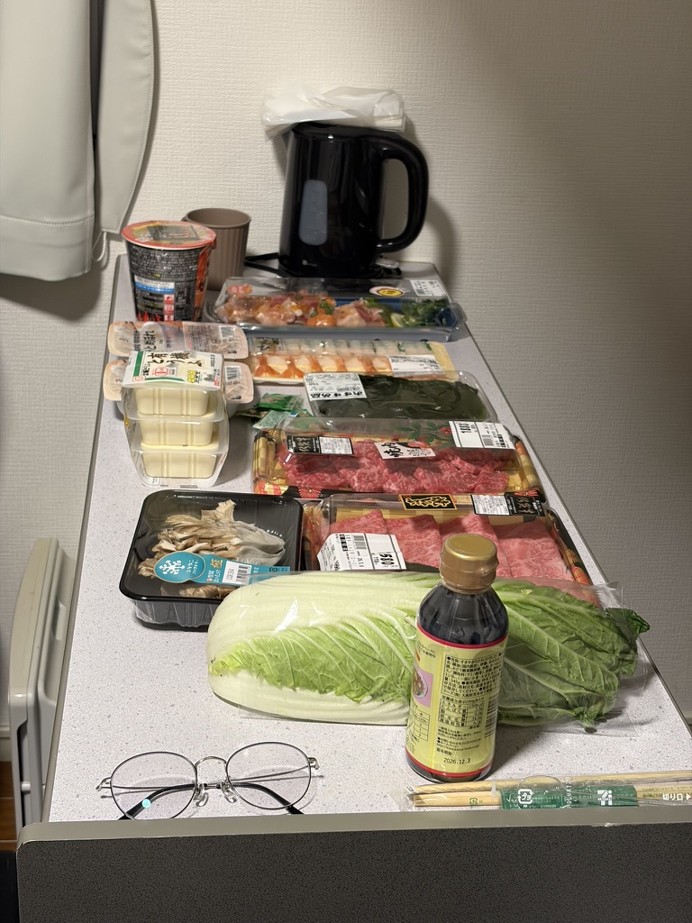 满满一桌子从超市买回来的食材