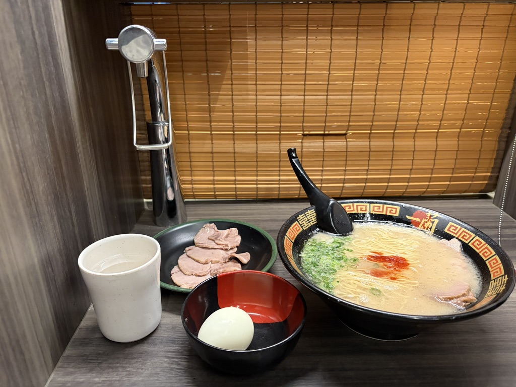 晚饭吃的一兰拉面，这是我第一次吃，味道也很棒