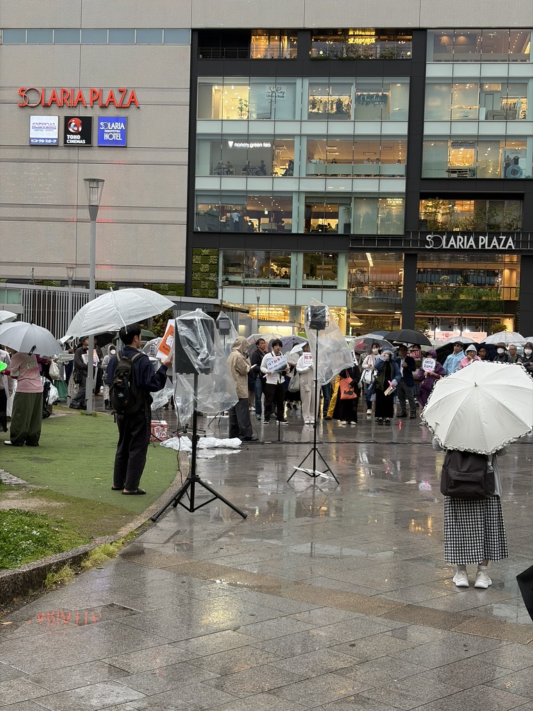 鸟栖回到天神以后，再次遇到反战演讲，这次看起来比昨天的专业多了，还有摄影