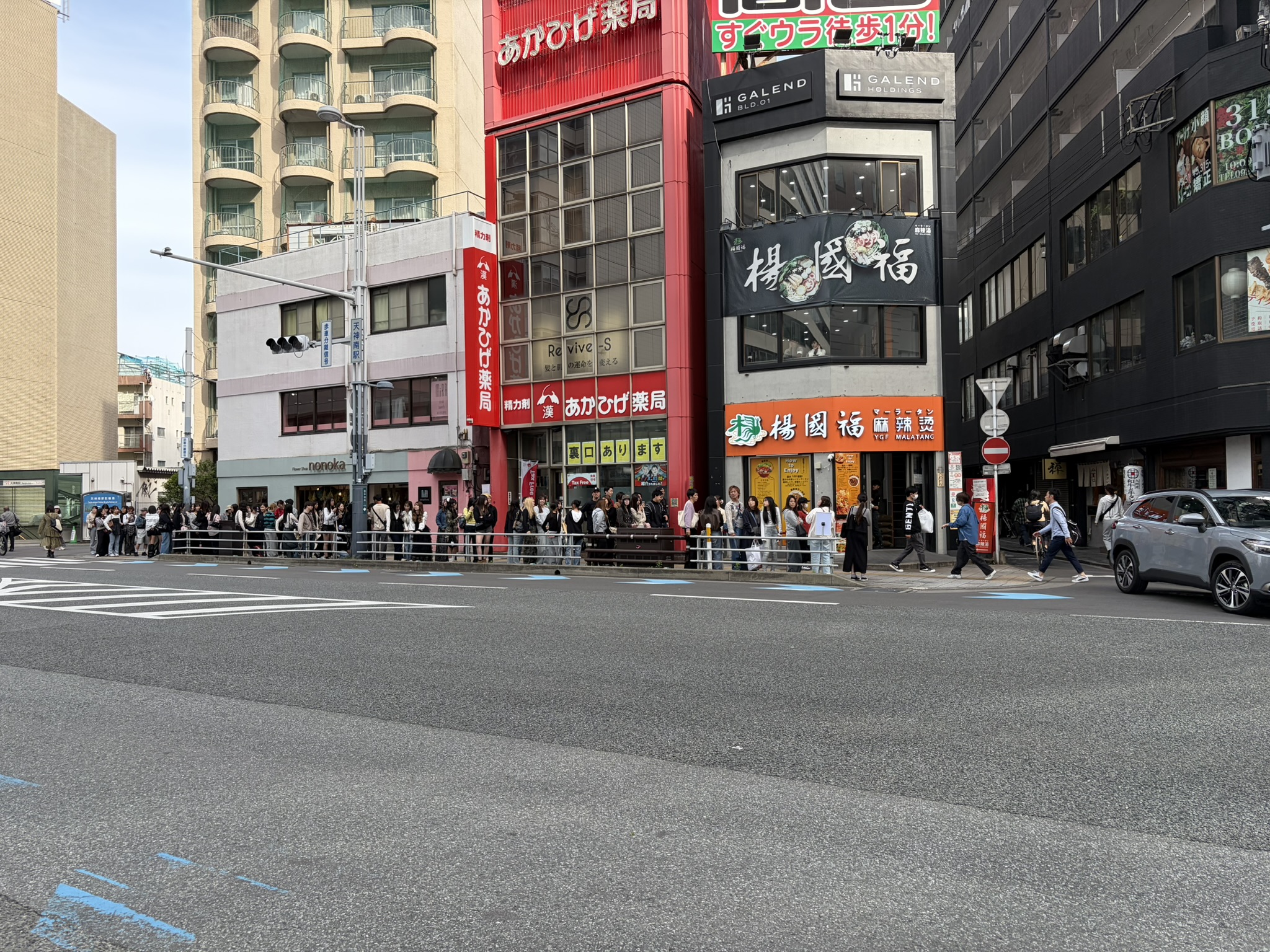 日本人会为了杨国福排队排一整条街