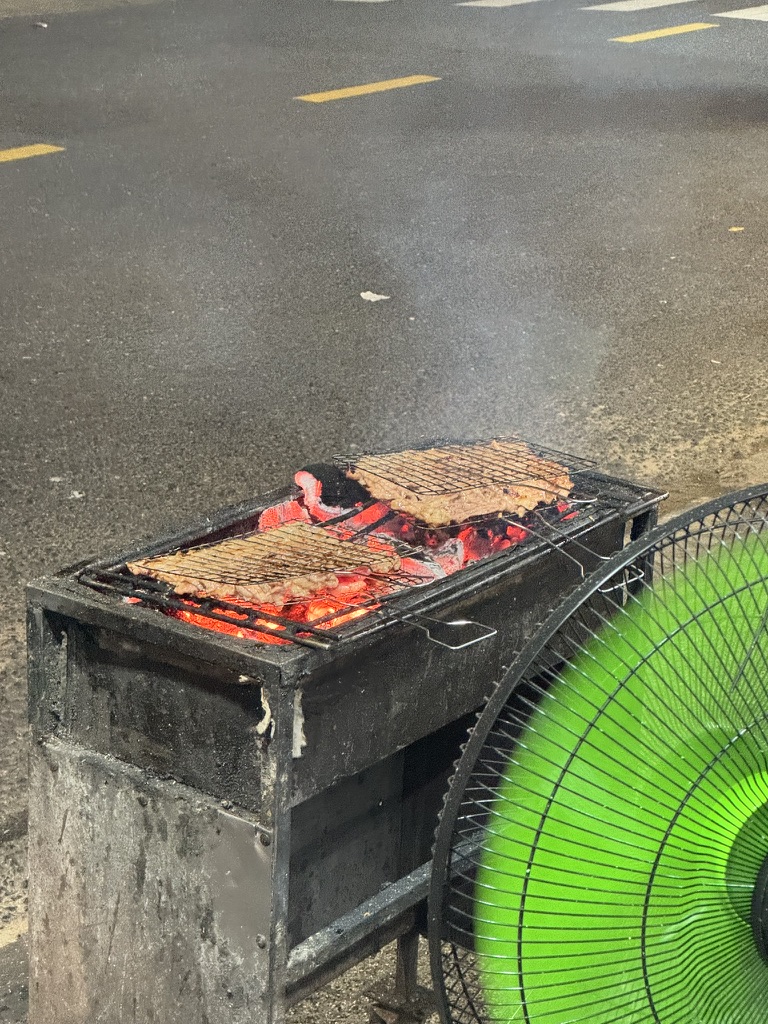 一家网红烧烤店，店主忙的团团转
