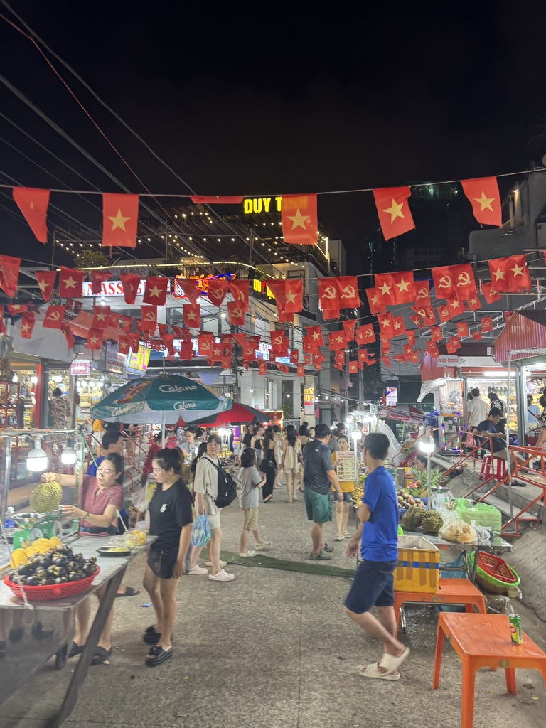 可能是因为一个月前越南刚刚过完国庆，整个夜市充满了喜庆的氛围