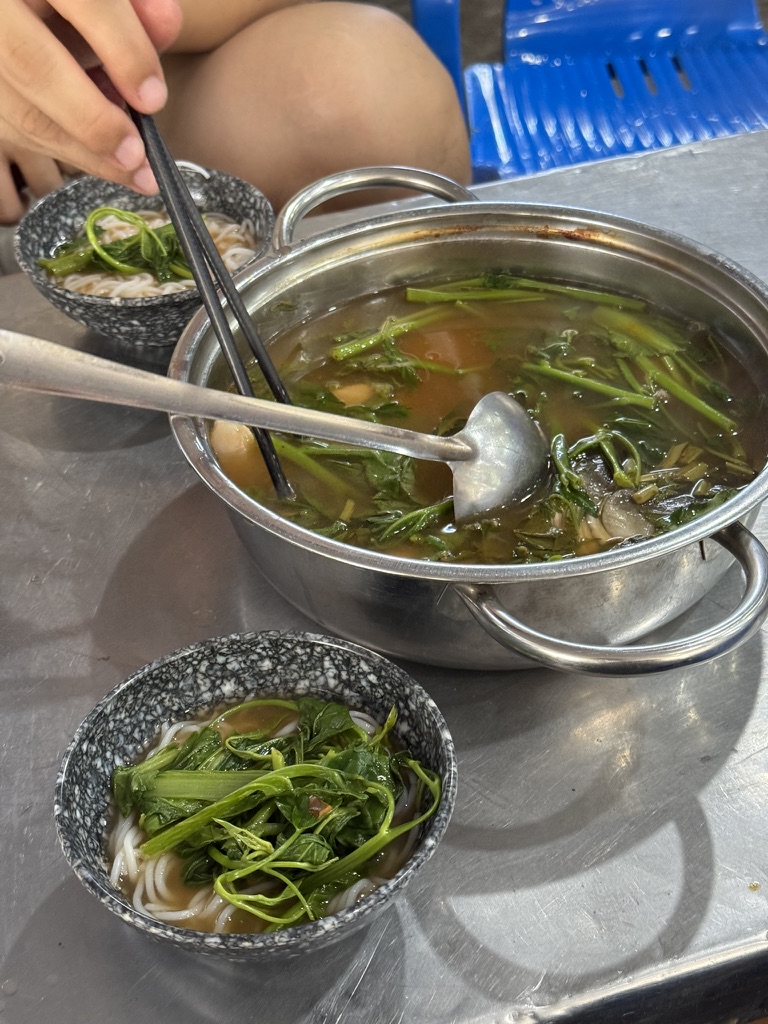 越南火锅，汤底是鱼，味道很鲜