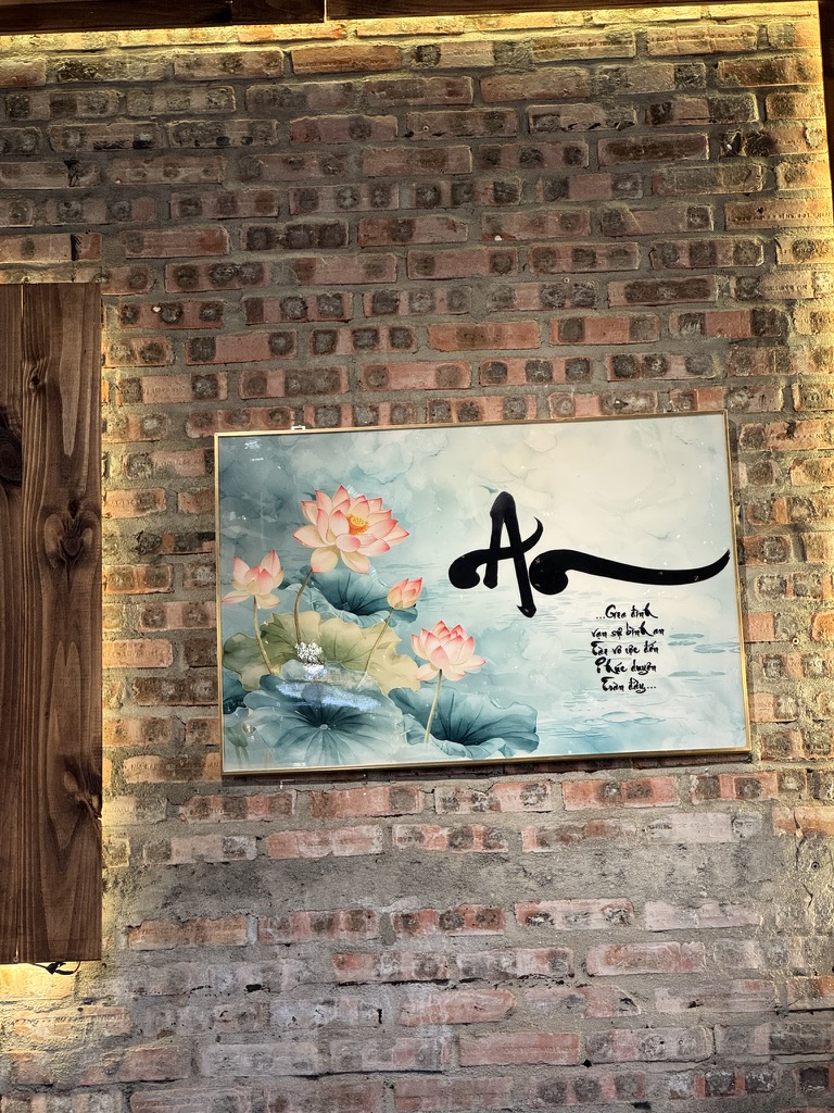 中国风十足的画，搭配中国书法写下的拉丁文字，这感觉很新奇