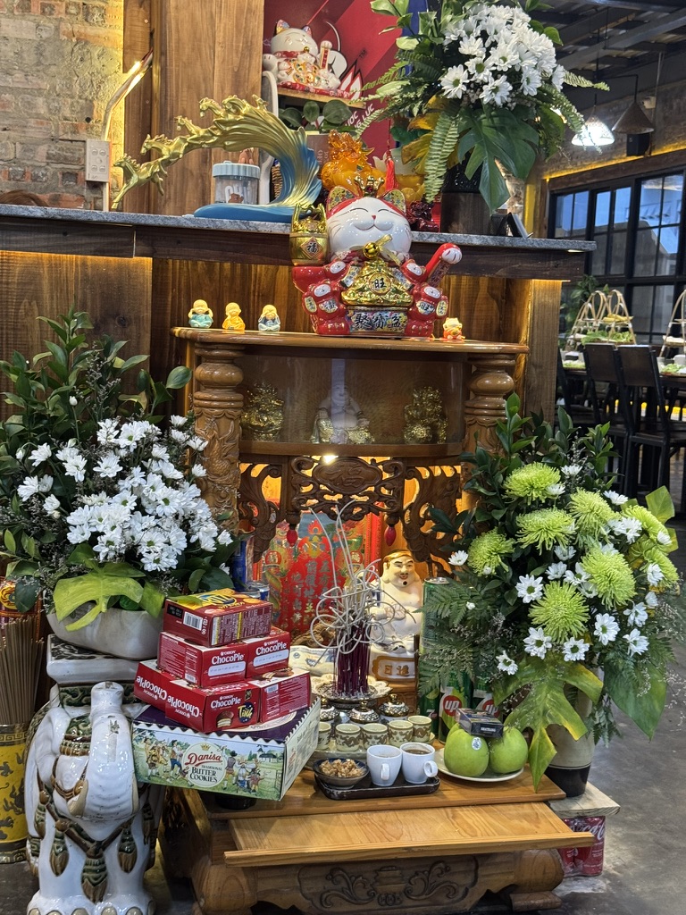 像广东很多饭店一样，大厅里供奉着佛像
