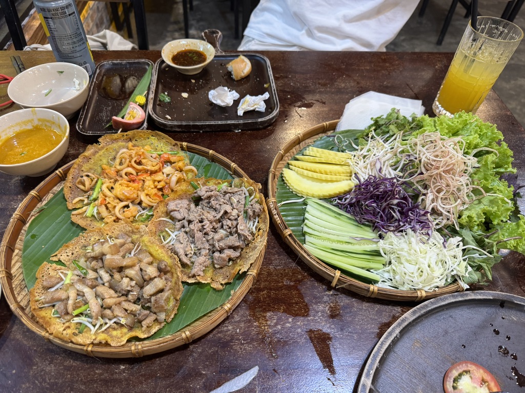 一种越南卷饼，我们需要用米纸卷着肉和蔬菜搭配蛋黄酱一起吃；起初我们不会吃，旁边餐厅小哥看不下去了来教我们怎么吃，但是知道最后我们也没学明白，哈哈（但是味道真的很棒）