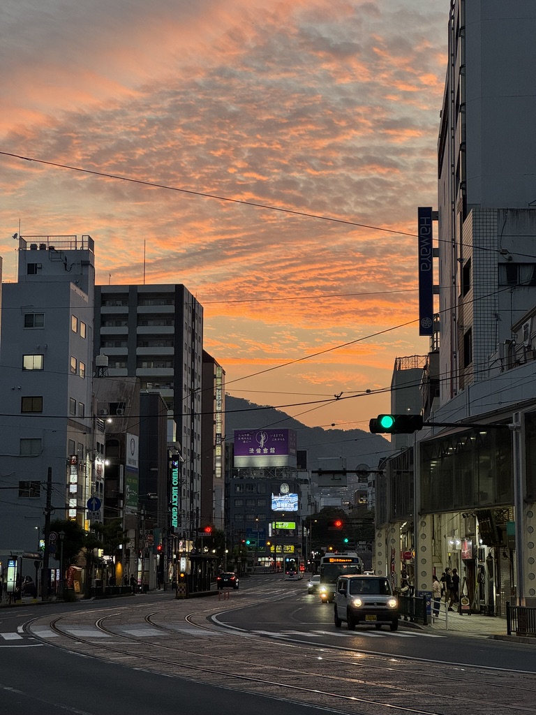 饭后继续压马路,看到了美丽的夕阳