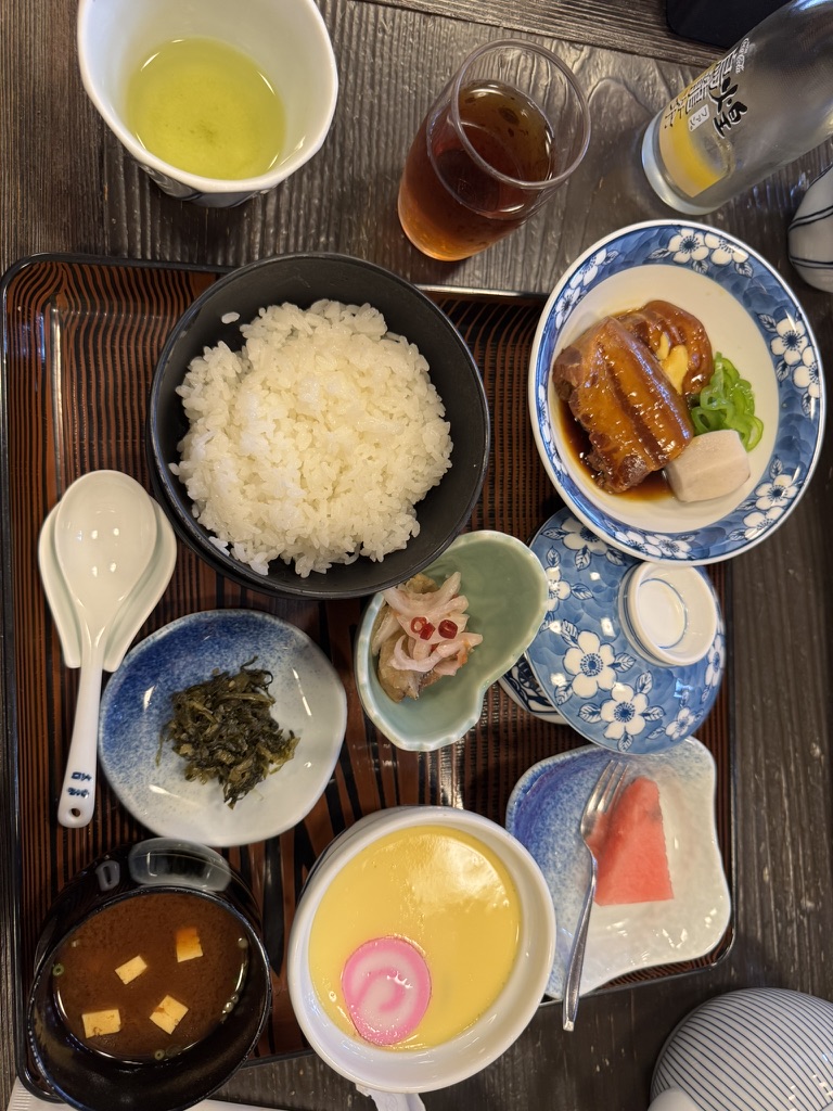 中午吃了当地特色茶碗蒸,大家对它褒贬不一。我的评价是不算好吃也不算难吃
